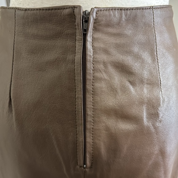 ejE Brown leather skirt with split in the front on the side, size 12M - Picture 4 of 6